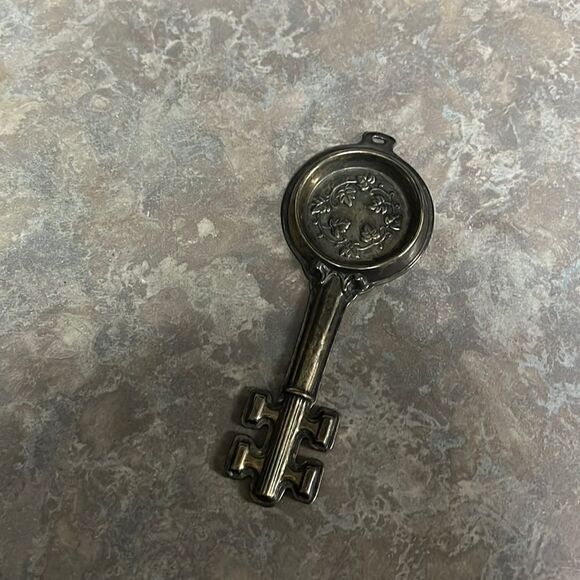 Sterling winetasters key   - Picture 1 of 3